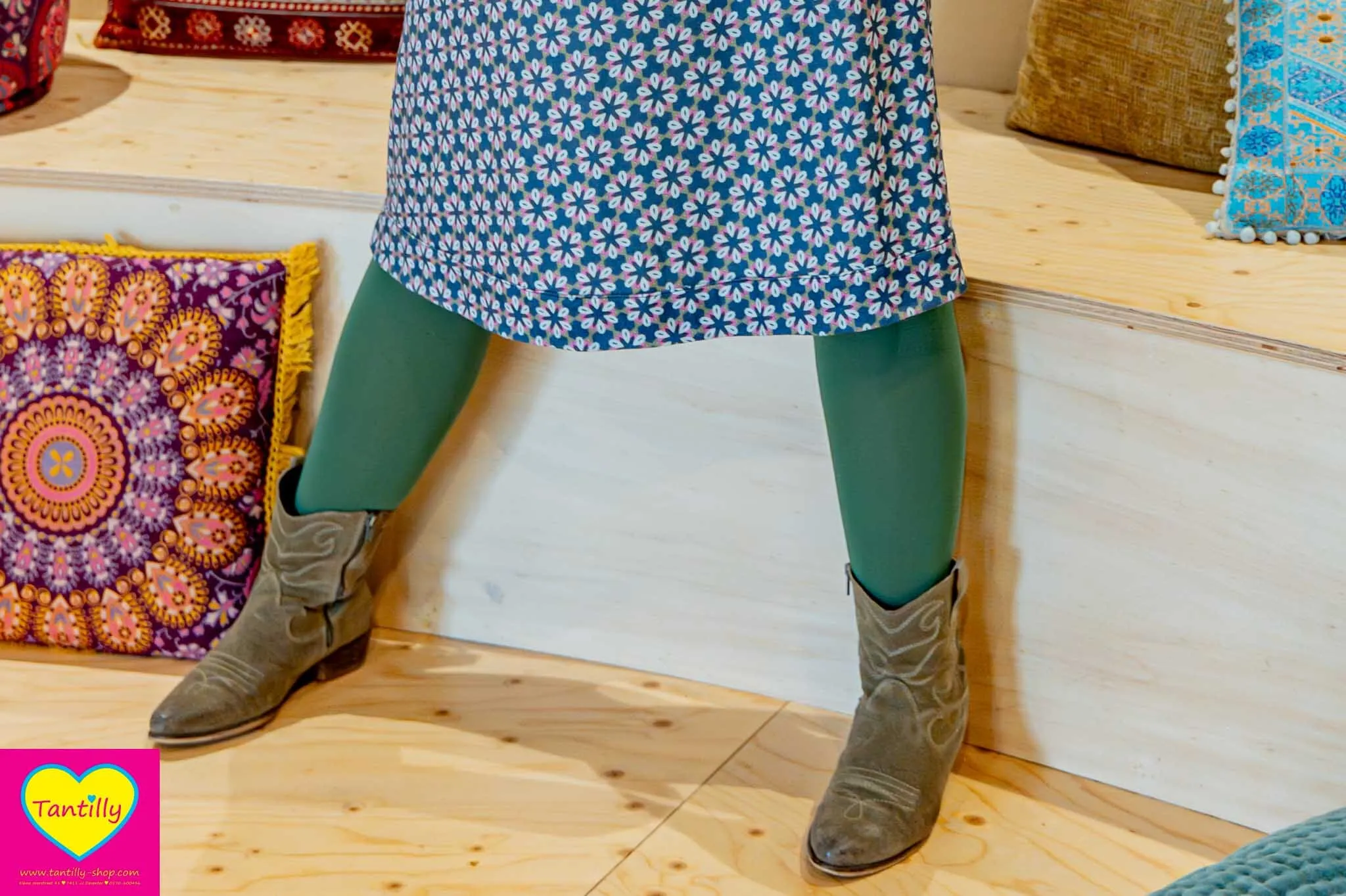 Leyla jurk- retro bloemen- warme viscose stof