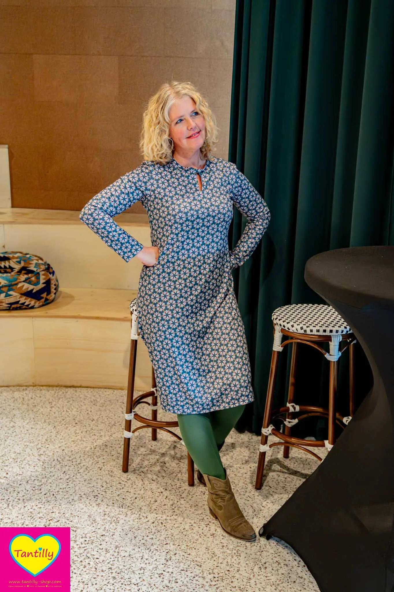 Leyla jurk- retro bloemen- warme viscose stof